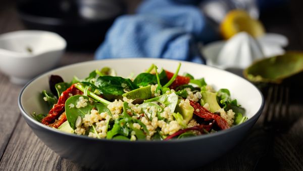 Salad with greens, vegetables and quinoa