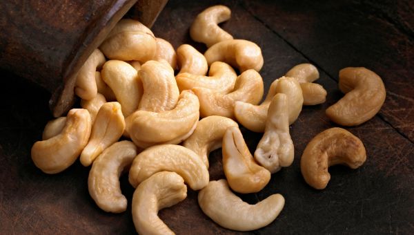 A handful of cashews on a table.