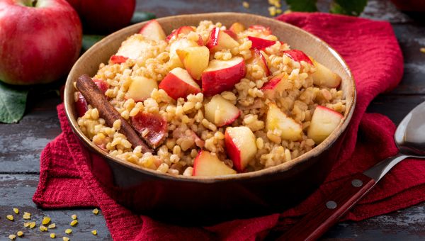 Bulgur wheat cooked with apple and cinnamon
