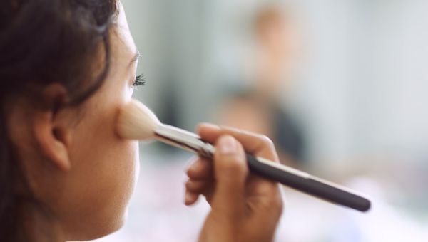 woman putting on makeup