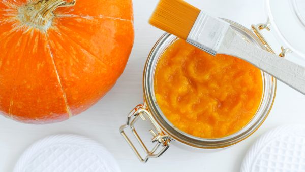 bowl of pumpkin puree for a face mask