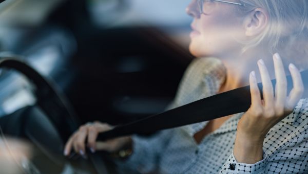 woman putting her seatbelt