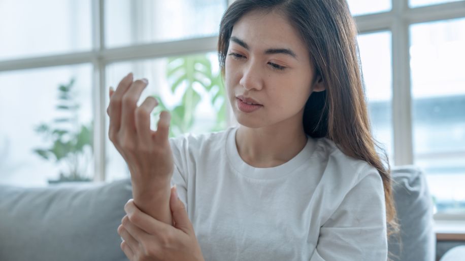 woman with ache in wrist