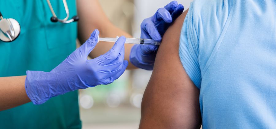 接种流感疫苗和新冠疫苗的4个理由