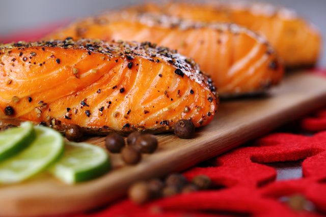 Grilled salmon with lime and pepper.