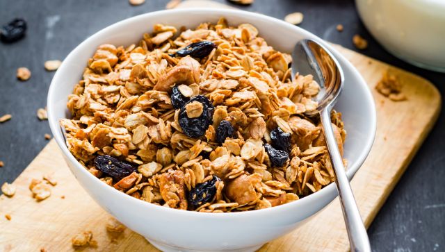 granola, raisins, whole grain, bowl