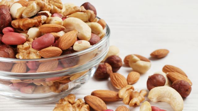 5 Reasons to Eat More Nuts