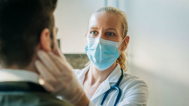 doctor wearing face mask with patient