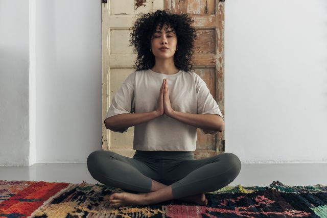Research has shown that meditation can have benefits for people living with chronic illnesses, inflammatory disorders, skin conditions, and chronic pain.