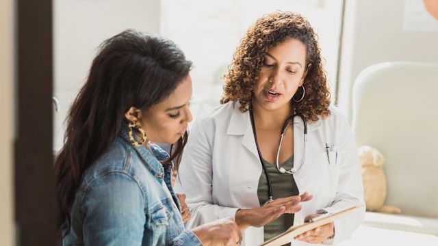 Un neuróloga habla sobre el resultado de una prueba con un paciente con esclerosis múltiple.