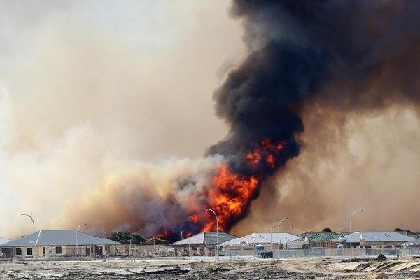 Fire near Whiteman Park in Perth threatens new housing estate. Picture: @hayes6000 via Twitter