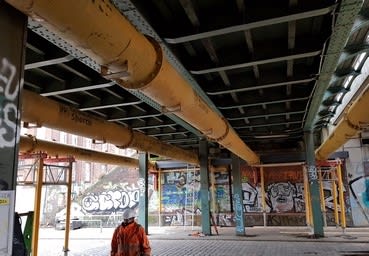 Damit der Verkehr auf der Brücke wieder rollt