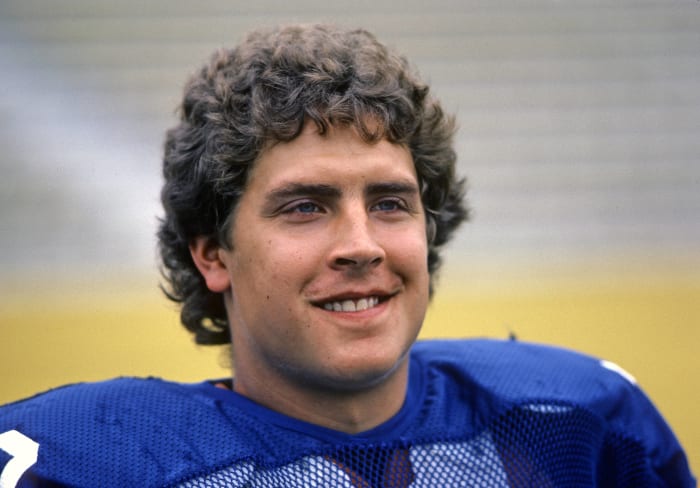 Turns down baseball to play college football
